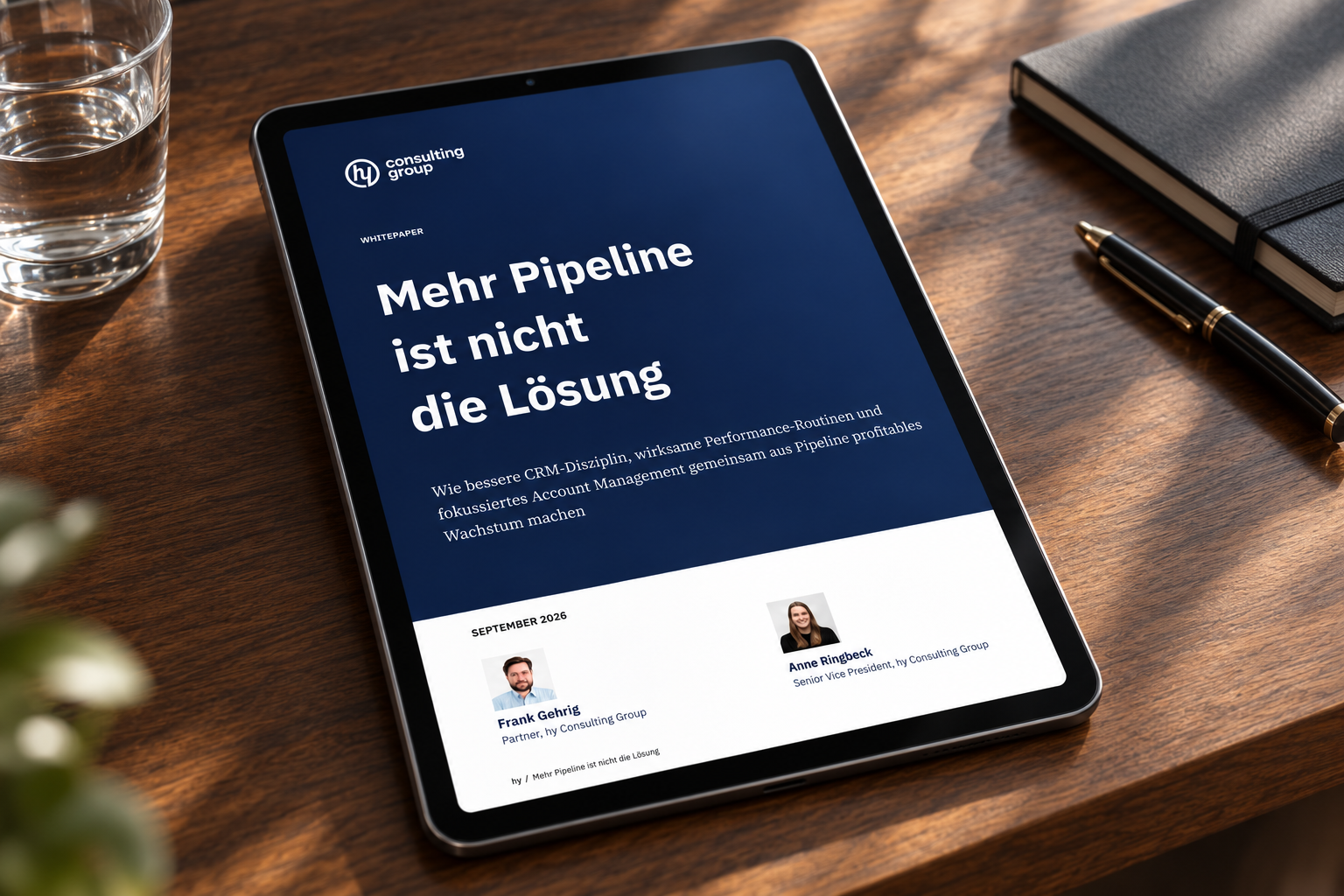 Whitepaper „Mehr Pipeline ist nicht die Lösung“ auf einem Tablet im Büro.