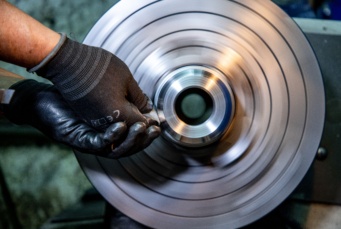 Präzisionsbearbeitung eines Metallbauteils in der industriellen Fertigung