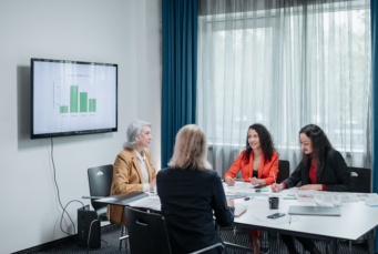 Führungsteam diskutiert Kennzahlen im Meeting, Sinnbild für Defence ESG und veränderte Investorenentscheidungen